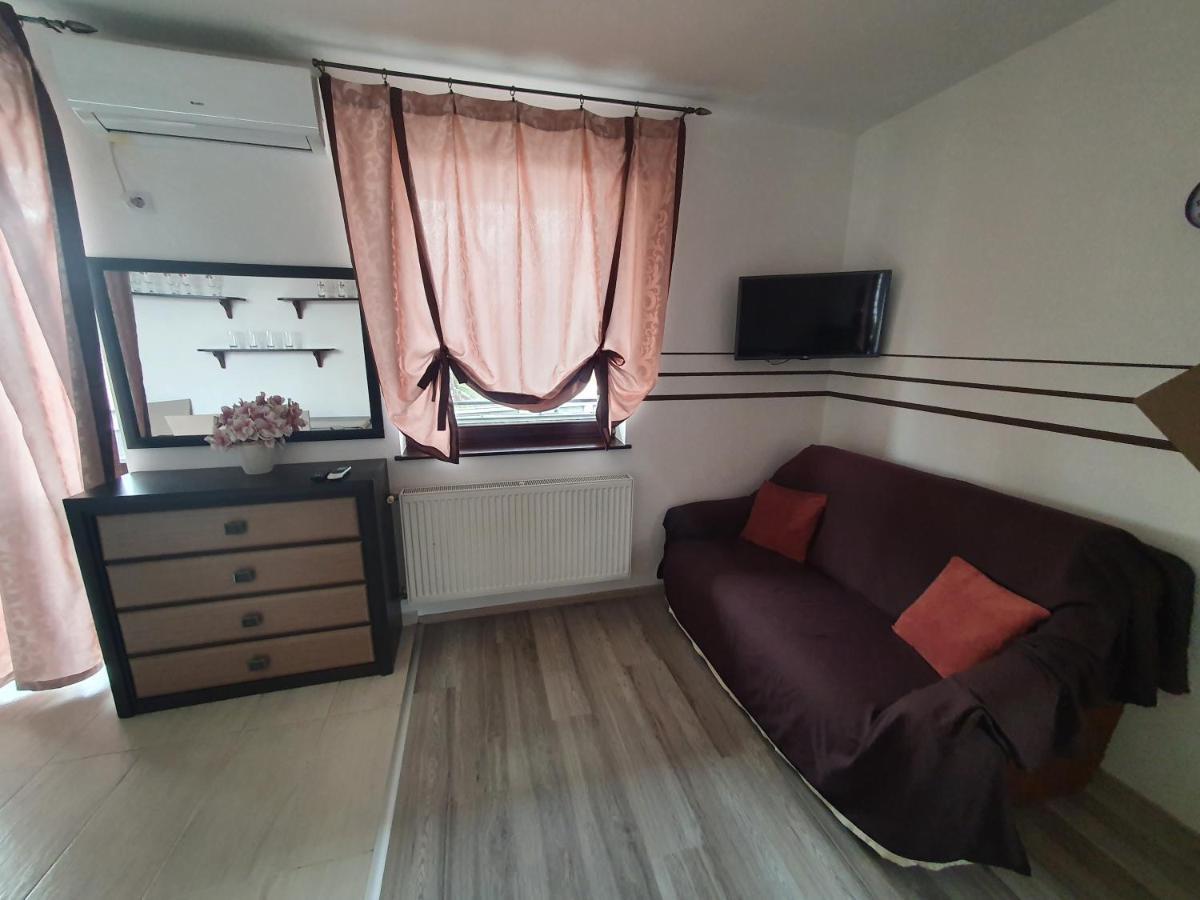 Krisi Apartman ハイデゥソボスロー エクステリア 写真