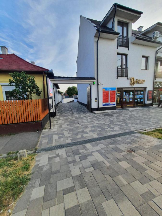 Krisi Apartman ハイデゥソボスロー エクステリア 写真